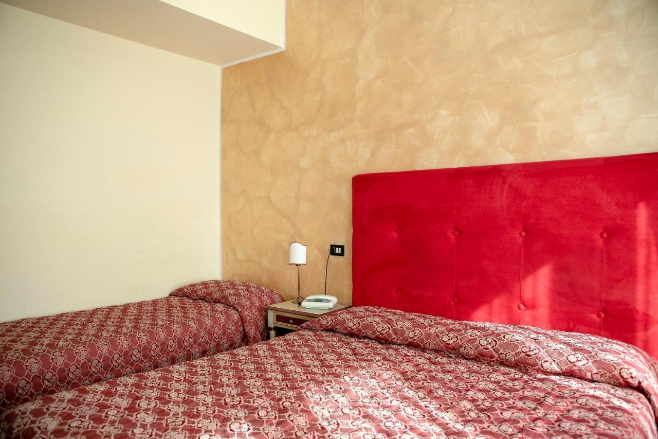 Hotel Fiordigigli L'Aquila Bagian luar foto