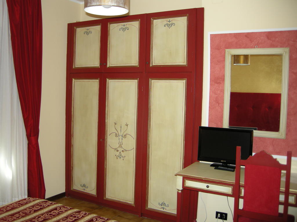 Hotel Fiordigigli L'Aquila Ruang foto