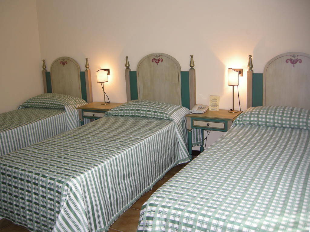Hotel Fiordigigli L'Aquila Ruang foto