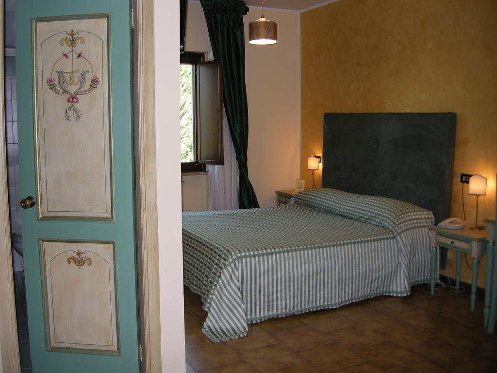 Hotel Fiordigigli L'Aquila Ruang foto