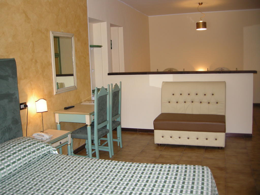 Hotel Fiordigigli L'Aquila Ruang foto