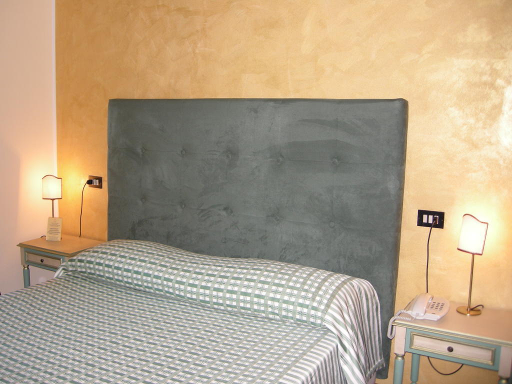 Hotel Fiordigigli L'Aquila Ruang foto